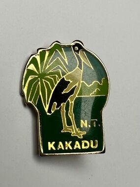 Vintage Kakadu Australia Enamel Lapel Pin Bird Gold Tone Travel Souvenir